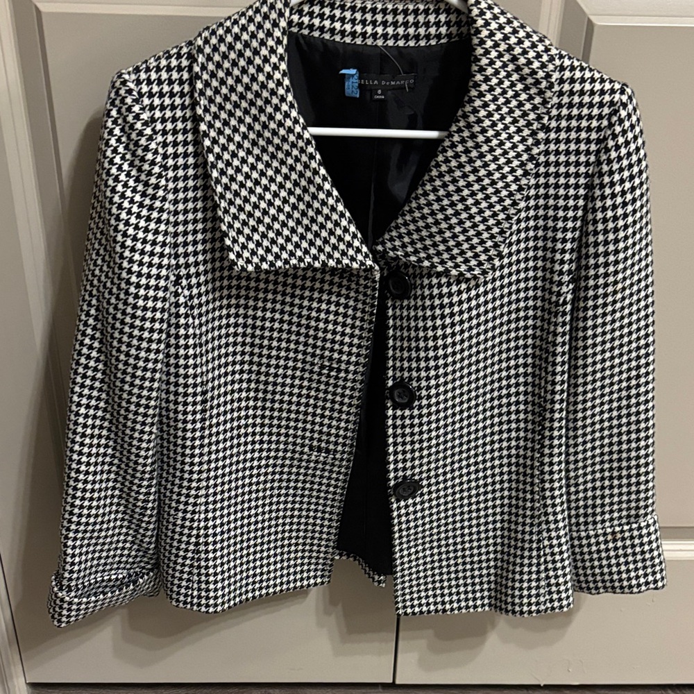 Stylish size 8 Isabella DeMarco houndstooth short blazer.